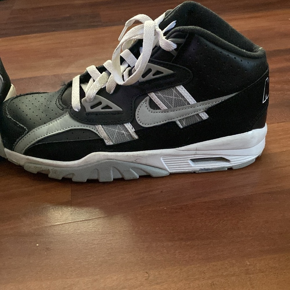 Nike Air Size 7Y black, gray and white.  Used but good condition.  Leather - Picture 2 of 6